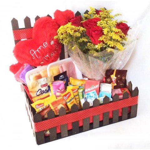 Cesta de Café Cerquinha Especial c/ 40 itens + Coração + Arranjo de Rosas